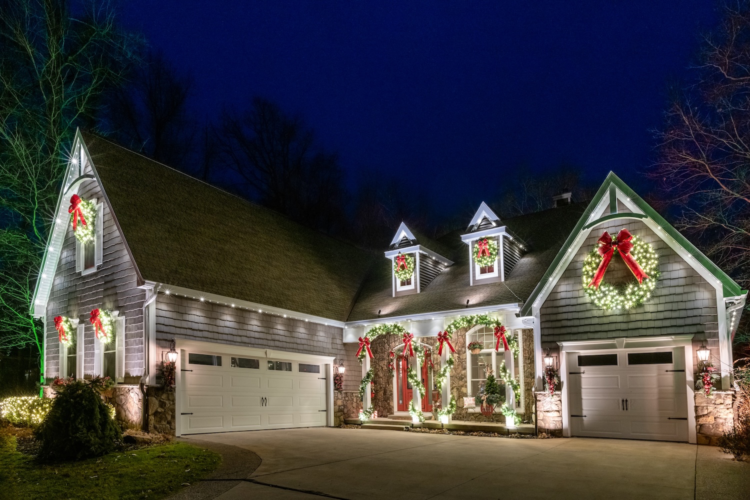 professional permanent holiday roofline lighting